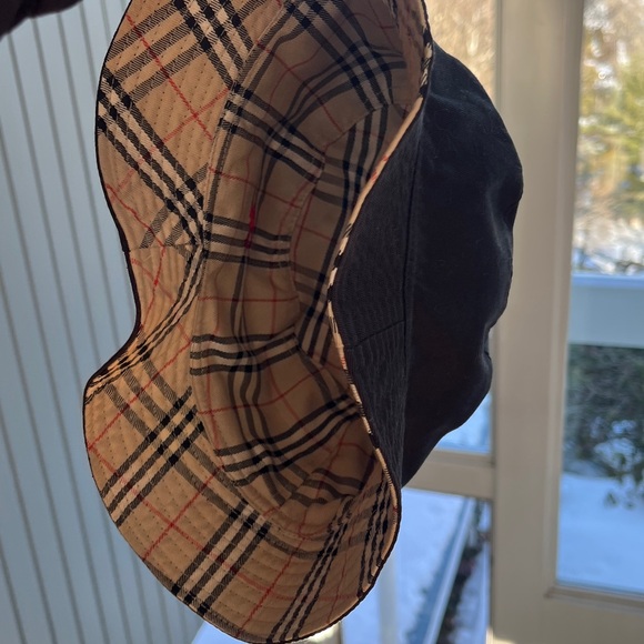 Burberry Beige Plaid Bucket Hat with Red Detail Reversible - Picture 2 of 8